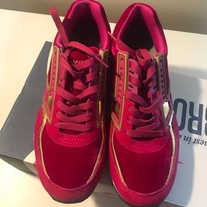 Women’s Brooks Vanguard sneakers